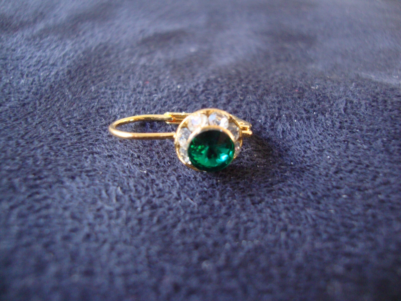 VINTAGE AUSTRIAN CRYSTAL PETITE GREEN & CLEAR CLUSTER GOLD TONE DROP EARRINGS