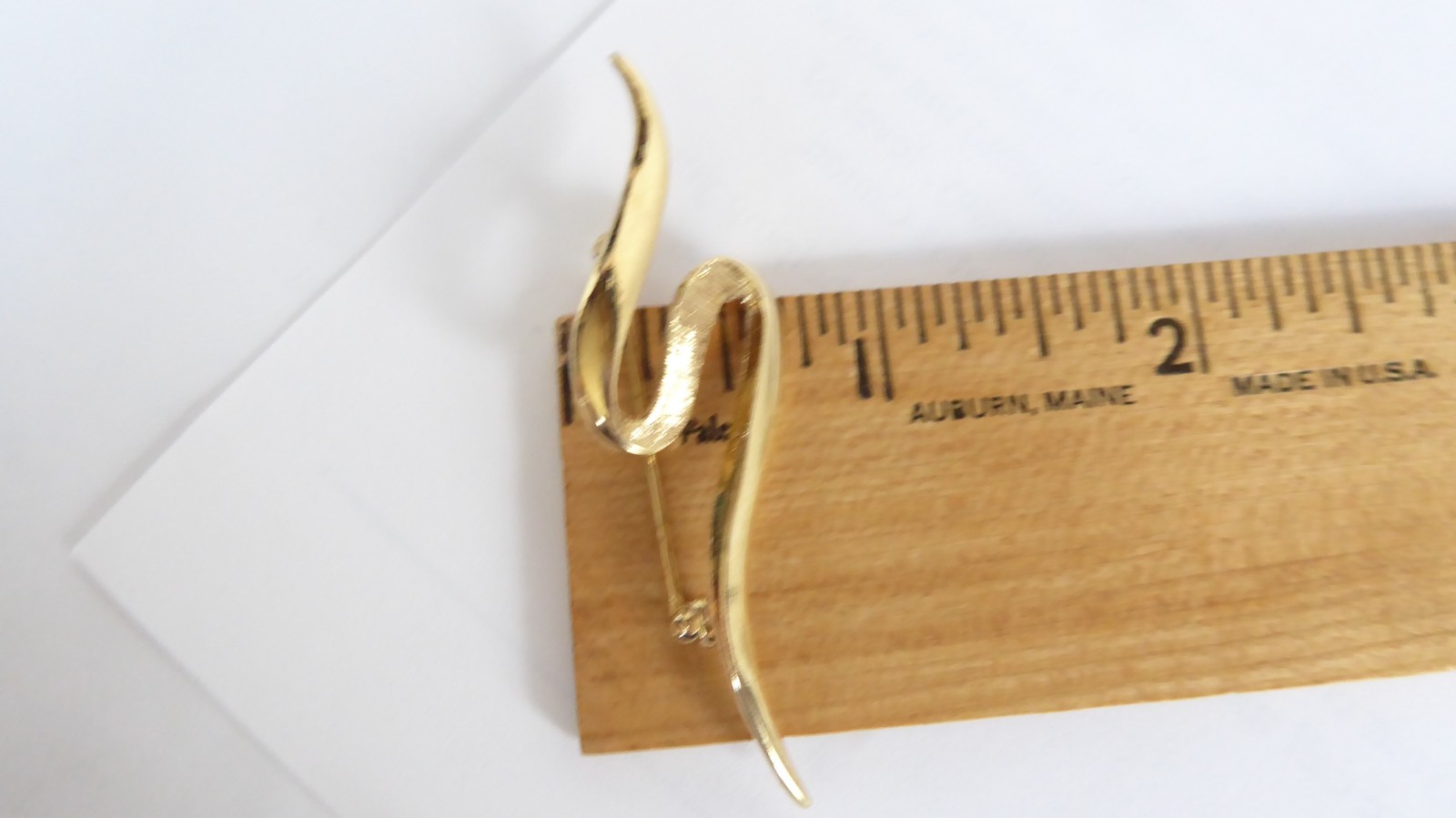 Vintage Gold Tone S RIBBON Brooch Pin Swoosh 2.25″ long Lapel Hat Good Condition