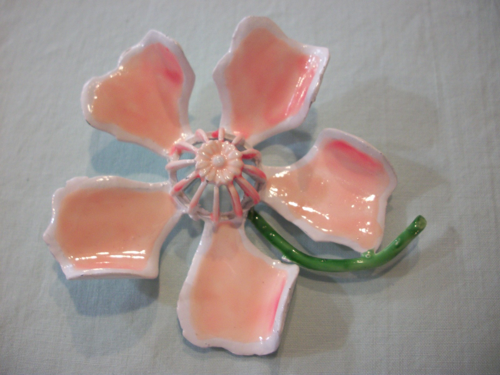 VTG*RARE*MeTaL ENaMeL*PEACH/PINK BLEND*WHiTE SWiRLy FLoWeR PiN/SPRINGTIME BEAUTY
