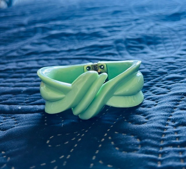 VINTAGE MCM MINT GREEN LUCITE HINGED CLAMPER BRACELET