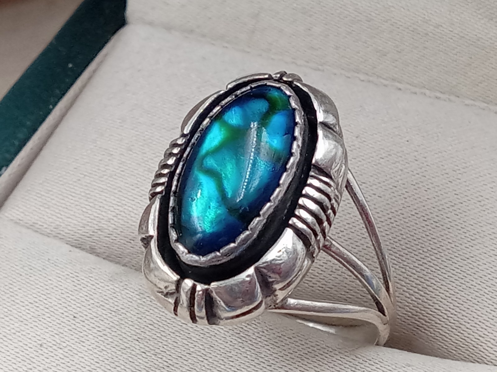 Wonderful L Yazzie Artist marked Sterling Silver & Paua shell ring
