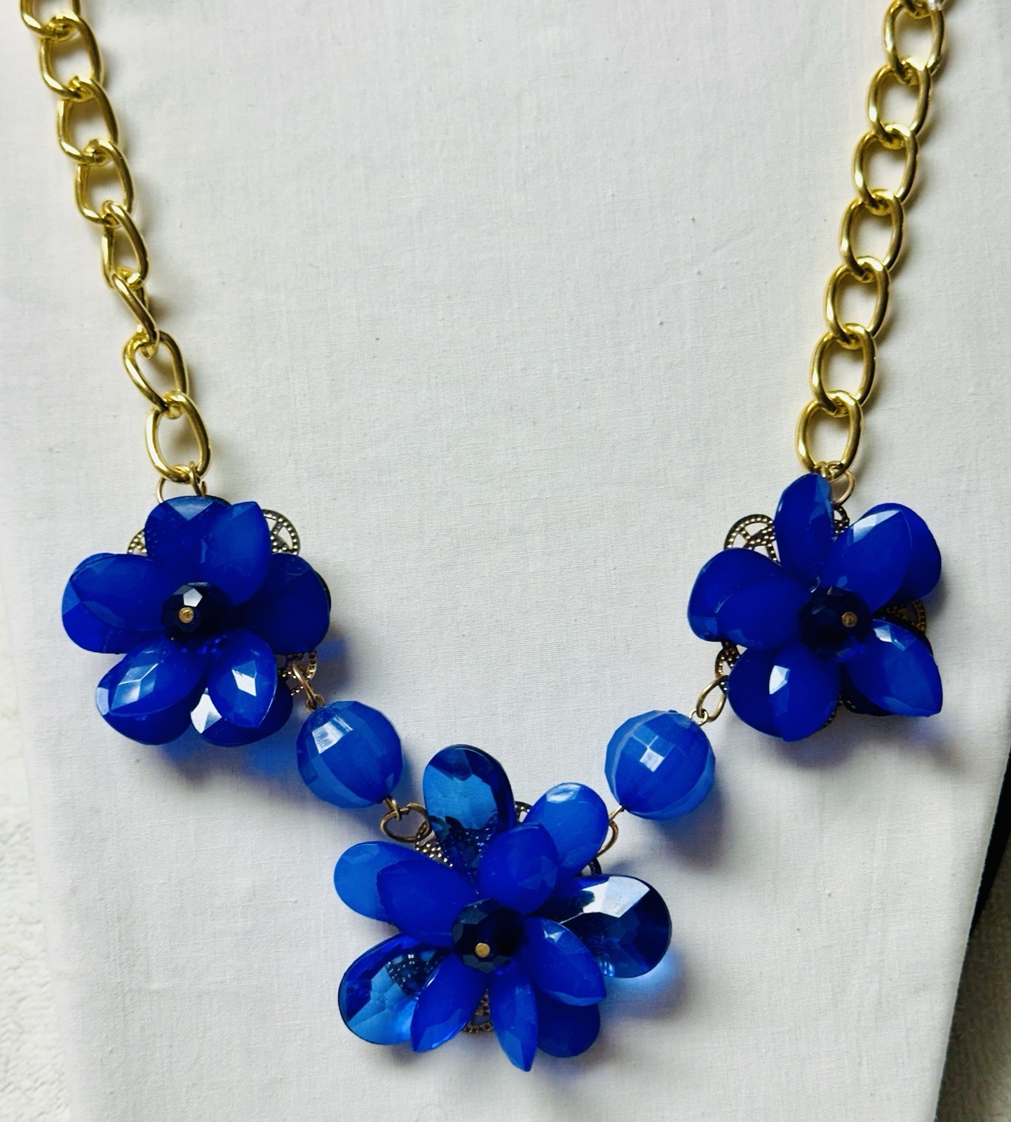 Blue Faceted Petal Flower Bead Bib Collar Necklace & Pierced Earrings n981