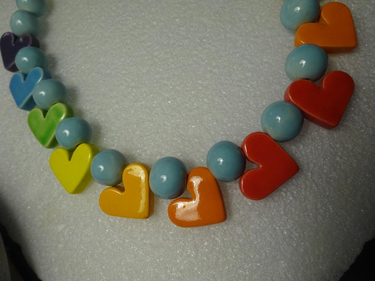 ANTIQUE 1970s PARROT PEARLS COLORFUL NECKLACE “Ceramic Beads & Hearts” STUNNING