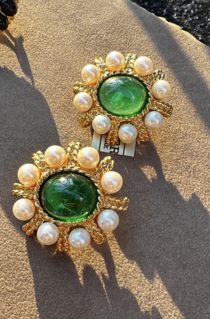 Vintage NOS Ciner Emerald Gripoix Glass Cabochon & Japanese Pearl Clip Earrings!