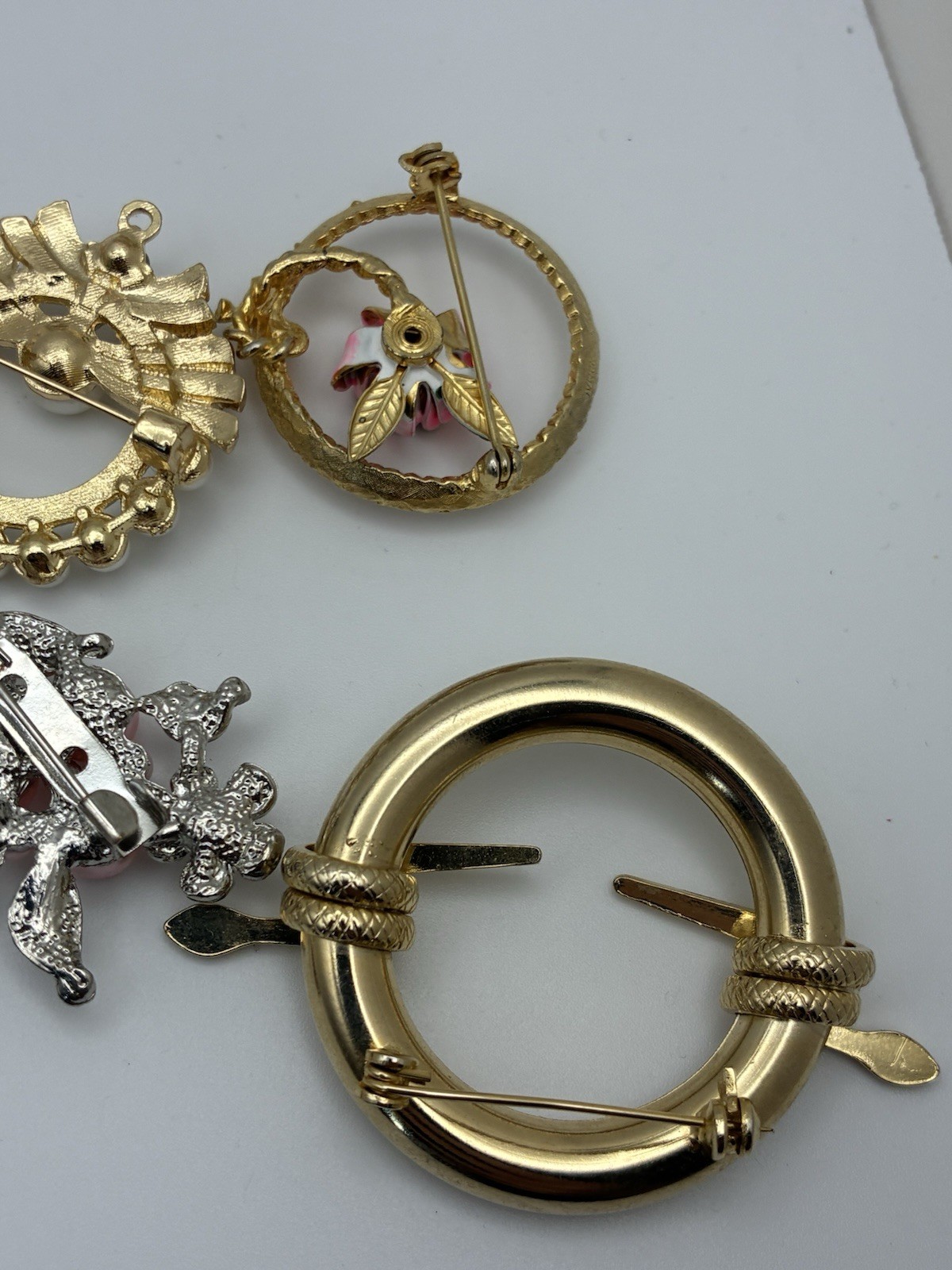 41 Piece Brooch Pin Lot Vintage Gold Signed/Unsigned 2 Missing Stones – Reseller