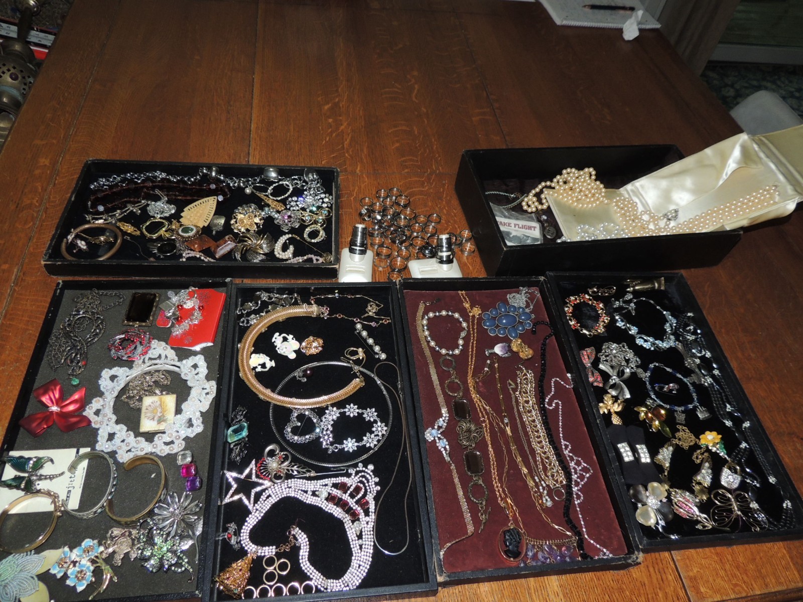 160 + ASSORTED COSTUME JEWELRY 98% VG RINGS, BRACELETS, NECKLACES, PINS & EARRIN