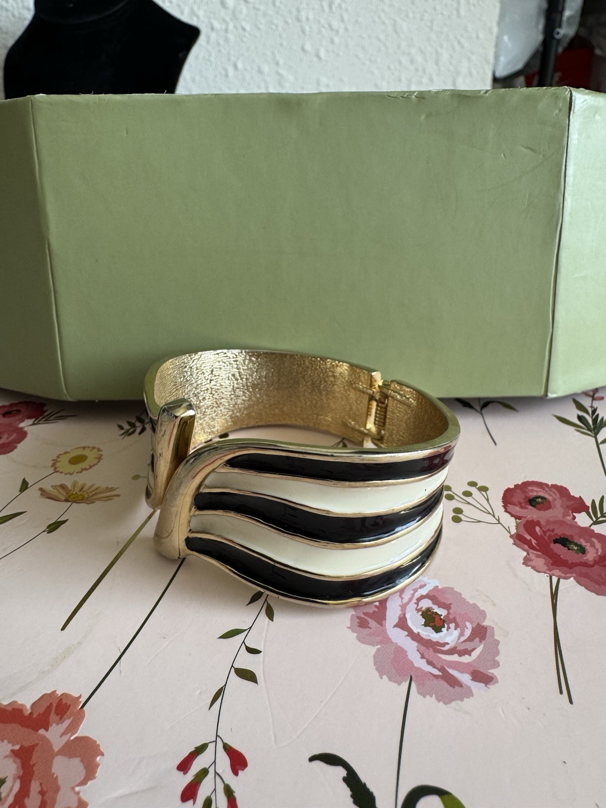 Vintage Textured Spring Snap Gold Tone Black & Beige Bracelet – Preowned