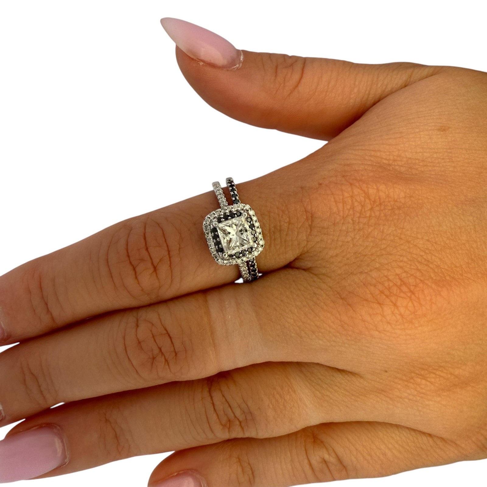 1.53 cttw. White & Black Diamond Enganement Ring in 14k White Gold 9.25US 3.10g