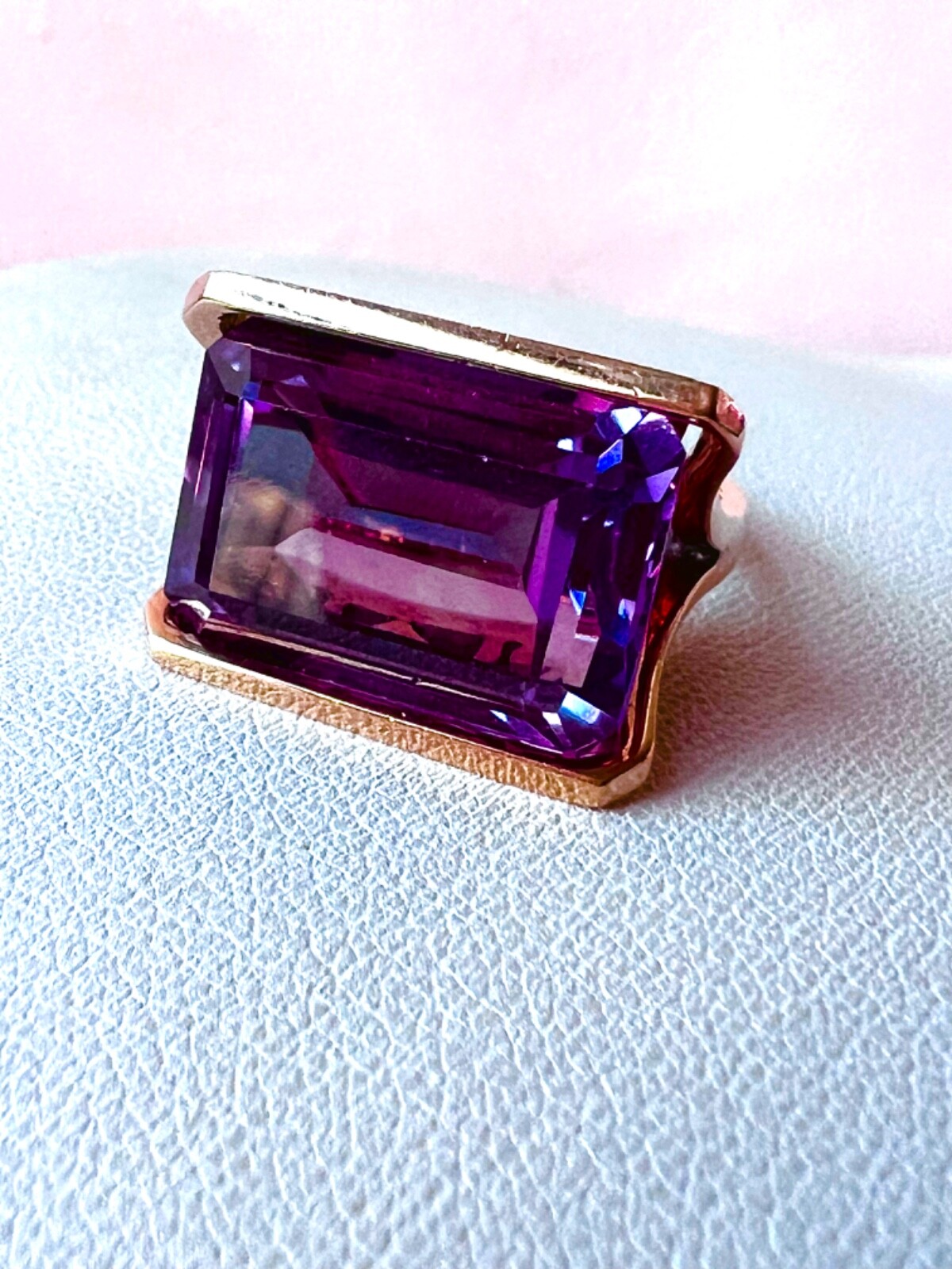 VINTAGE 14K GOLD HUGE EAST WEST TENSION SET PURPLE COLOR CHANGE SAPPHIRE RING