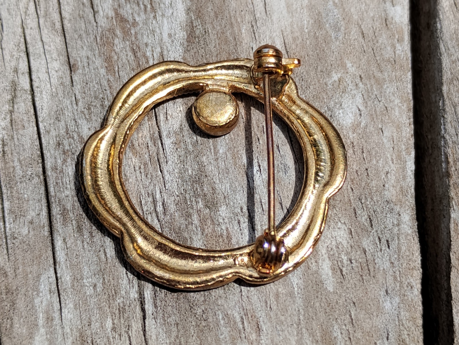 VINTAGE SCATTER PIN GOLD TONE W/ RED STONE 1.25″ Diameter It Goes W/ Everything