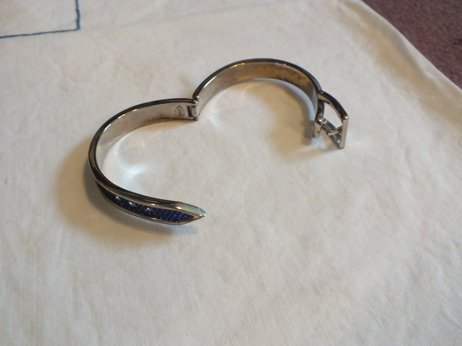 Beautiful Clasp Bracelet Silver Tone Blue Metallic Adjustible 2 7/8-2 1/4″ x 5/8