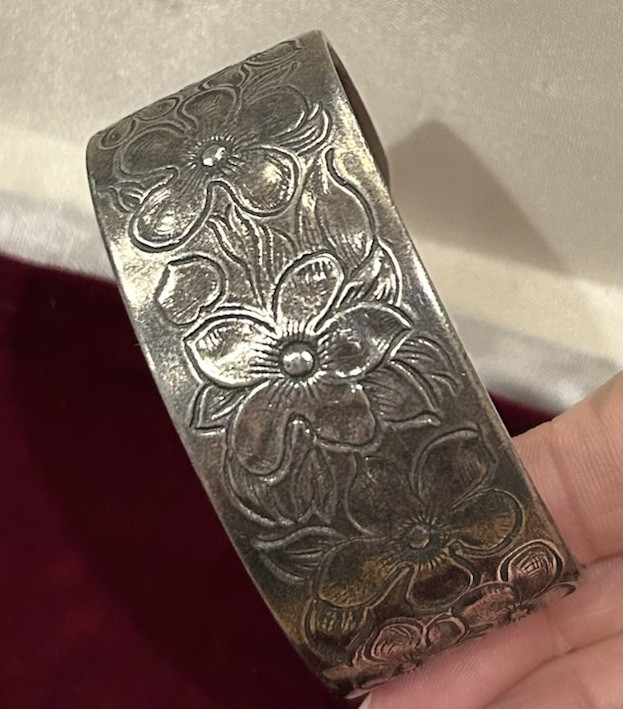 Vtg Salisbury Pewter Etched Floral Violets Pewter Cuff Bracelet “February” Sz M