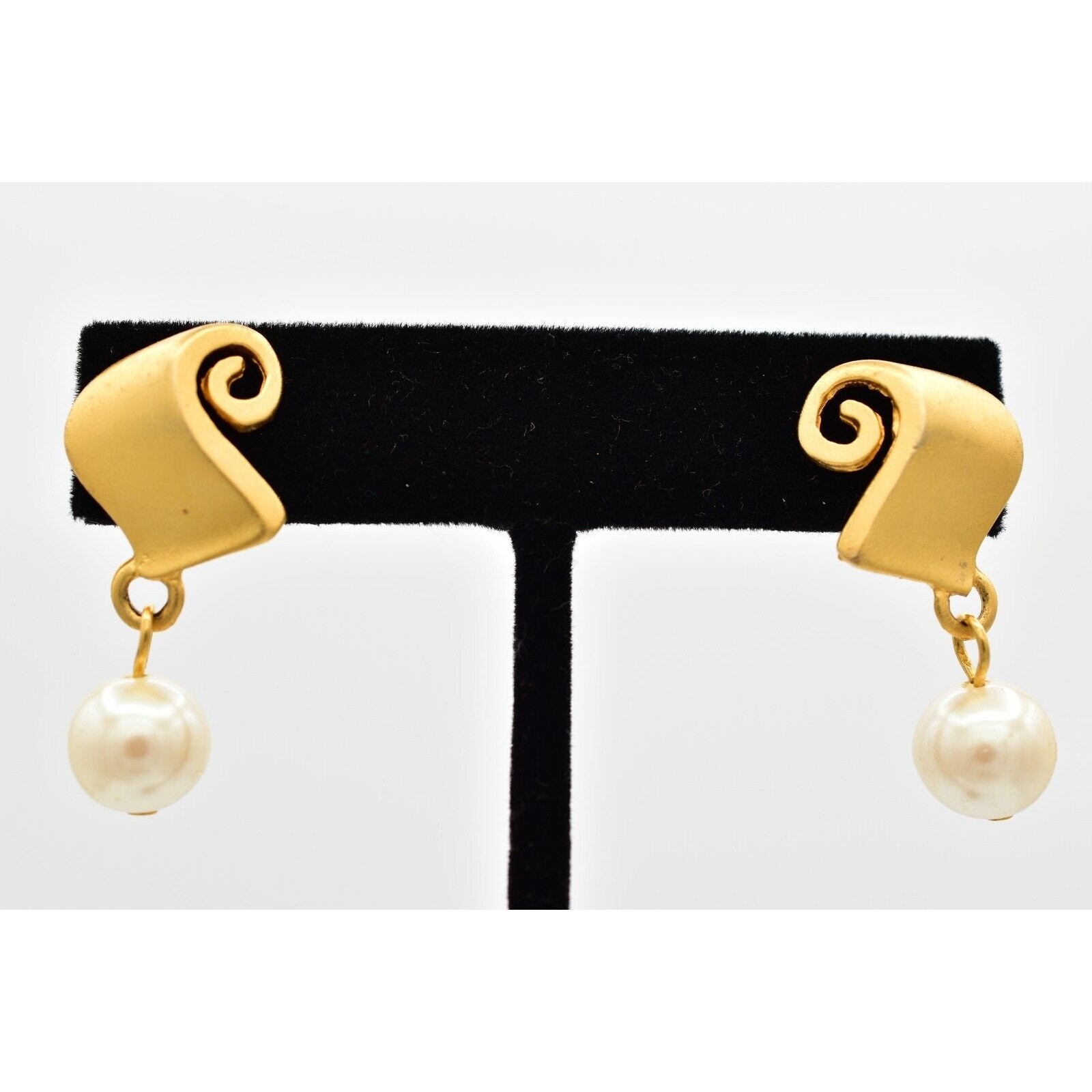 Vintage Scroll Pearl Earrings Brushed Gold Matte Drop Dangle Retro 1980s Bin1