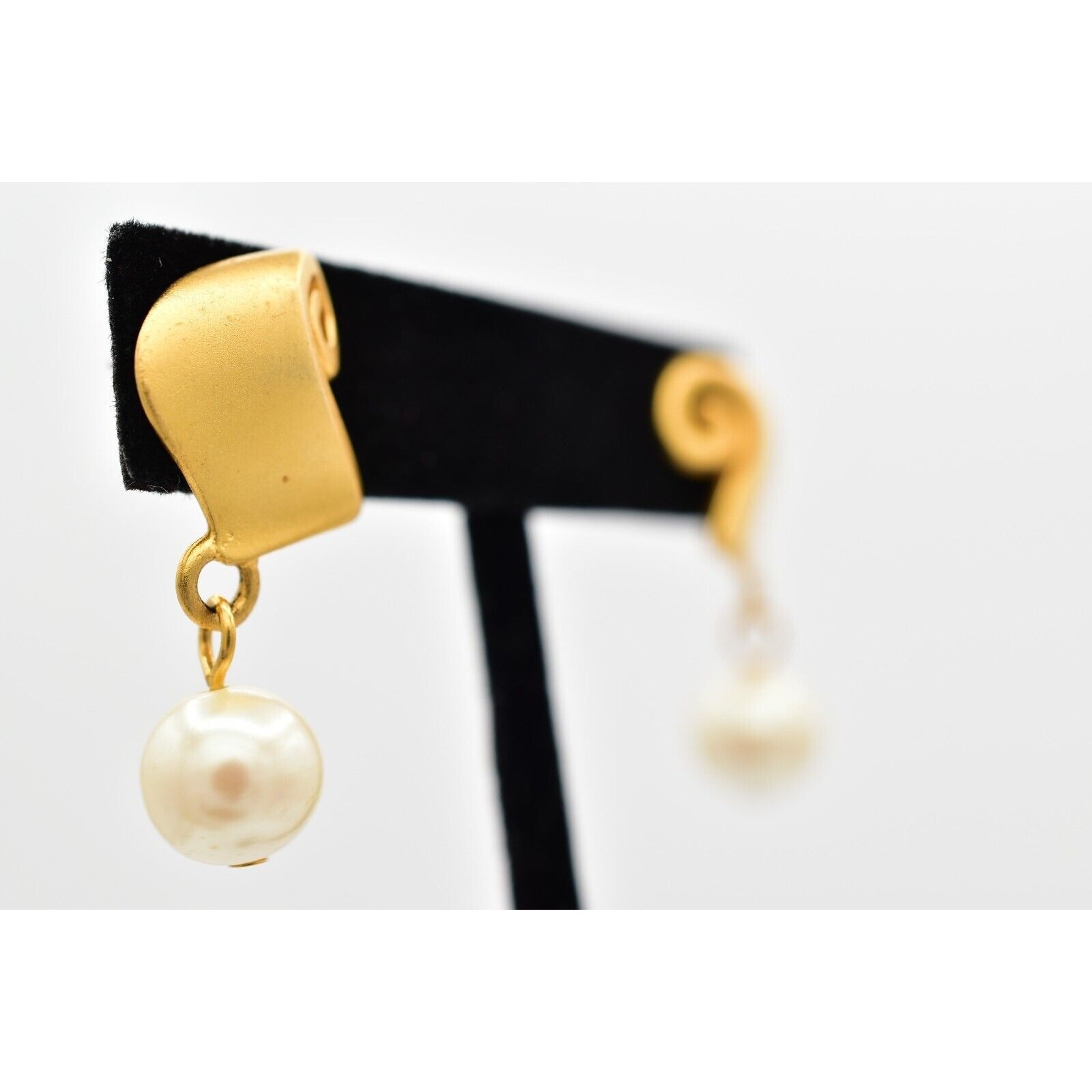 Vintage Scroll Pearl Earrings Brushed Gold Matte Drop Dangle Retro 1980s Bin1