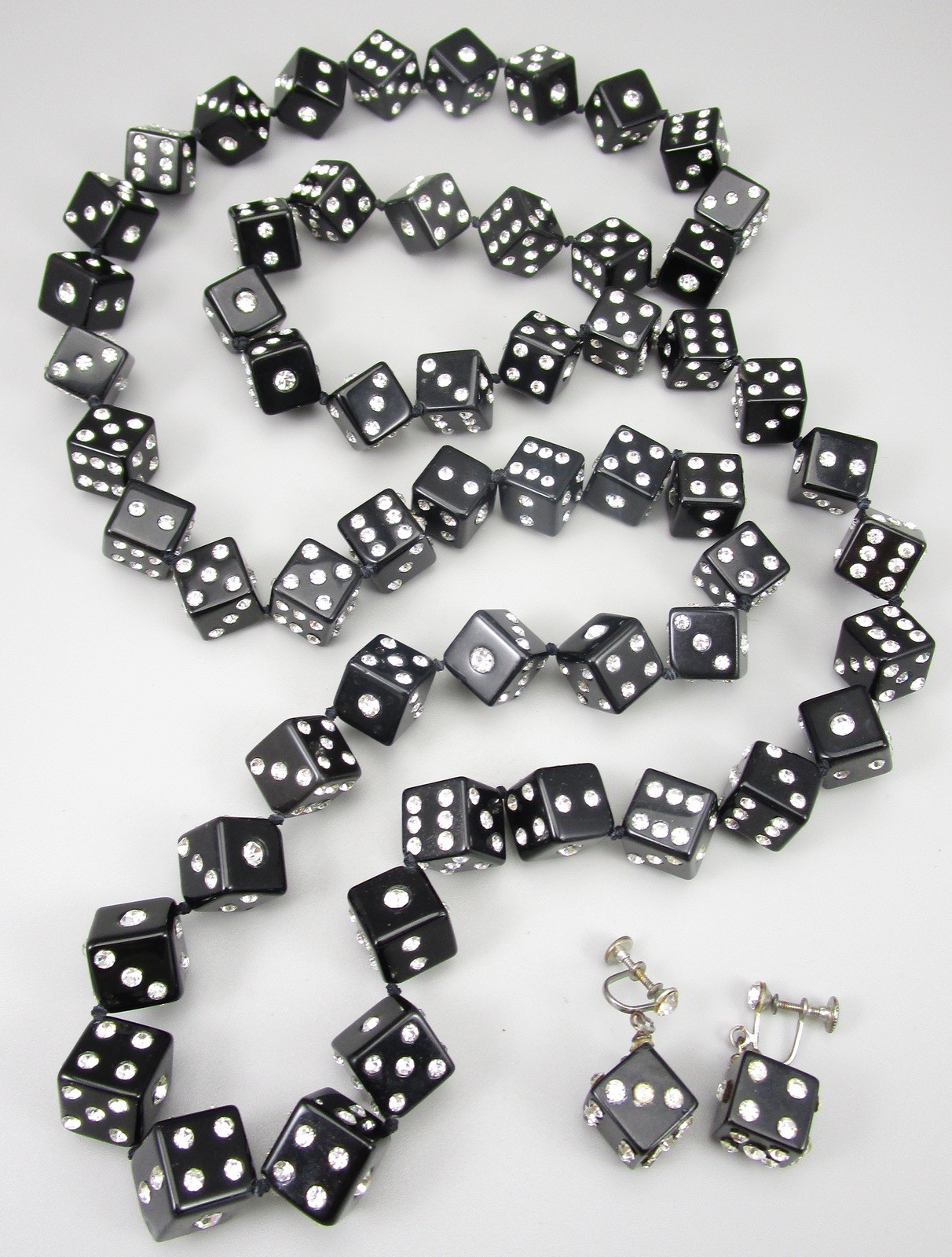 UNUSUAL 46″ BLACK ONYX RHINESTONE DICE HAND KNOTTED STATEMENT NECKLACE