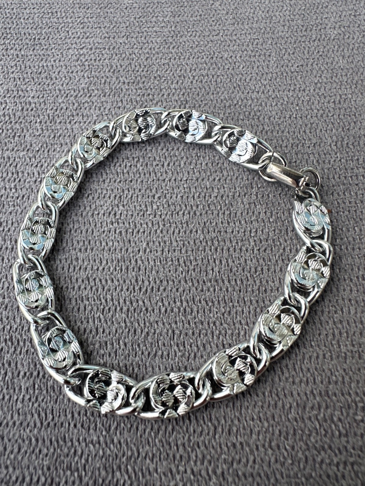 Sarah Coventry Echo Bracelet Silver Tone 7.75” Lightweight Detailed Vintage 1974
