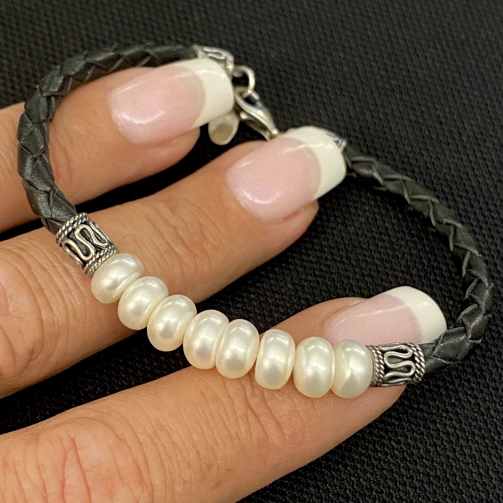 BEAUTIFUL ESTATE STERLING SILVER BUTTON PEARL LEATHER CORD BRACELET 7 3/4” LONG
