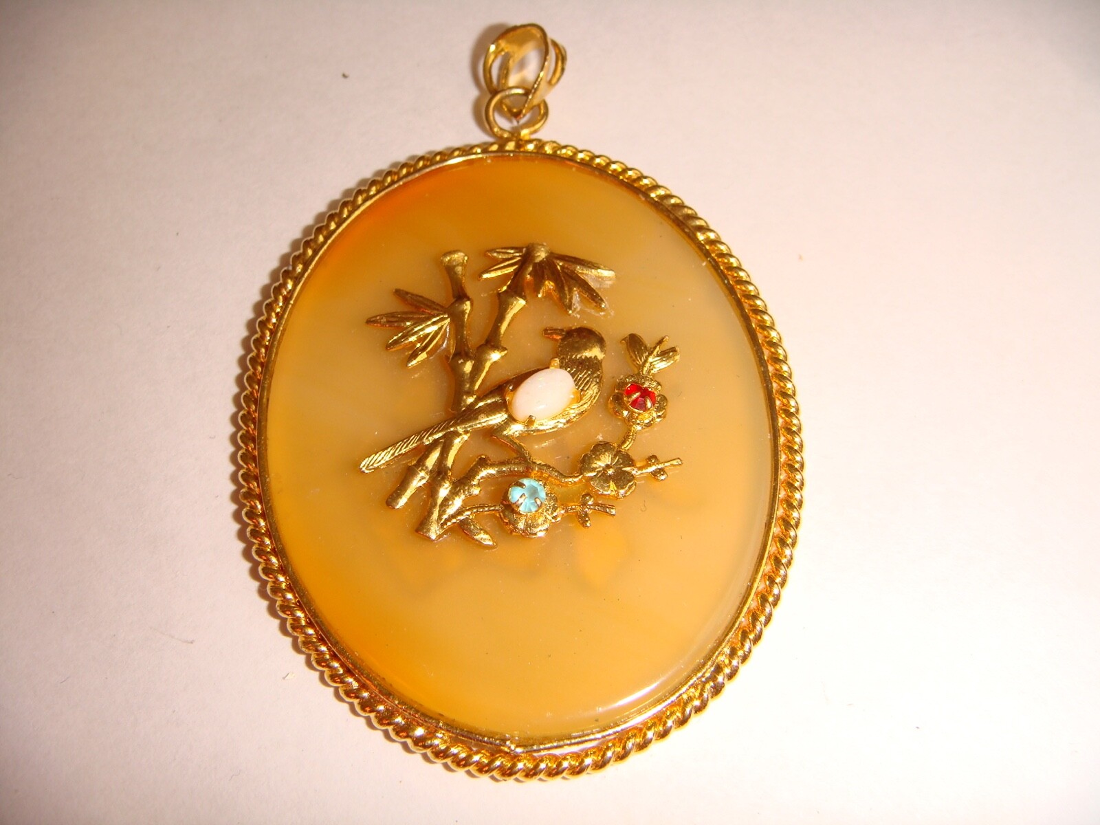 VINTAGE GOLD TONE OVAL CHINESE SYMBOL PENDANT BIRD BAMBOO FAUX OPAL EMERALD RUBY