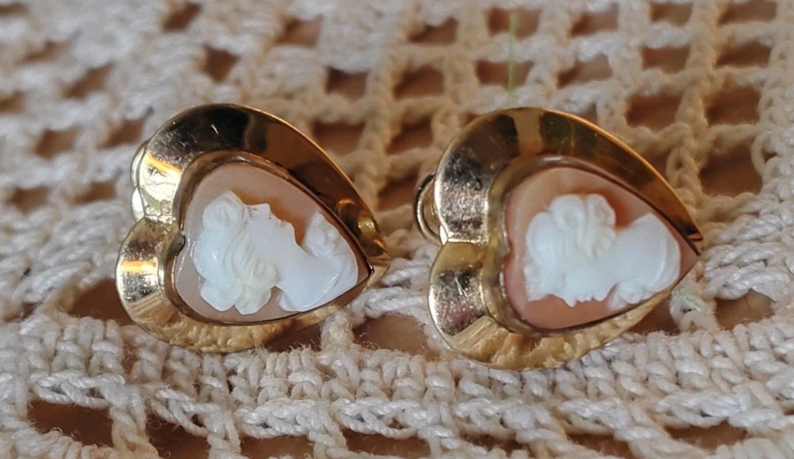 Vintage CM 12Kt GOLD Filled 1/120 Heart Shape CAMEO Screwback Earrings