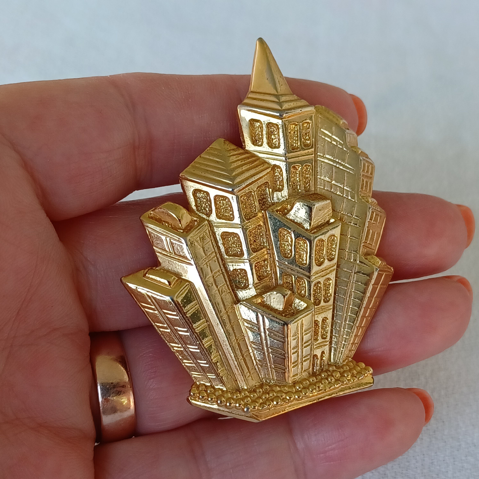 Vintage Park Lane Gold Tone ‘City High Rise Buildings’ Brooch Pin & Pendant 2.5″