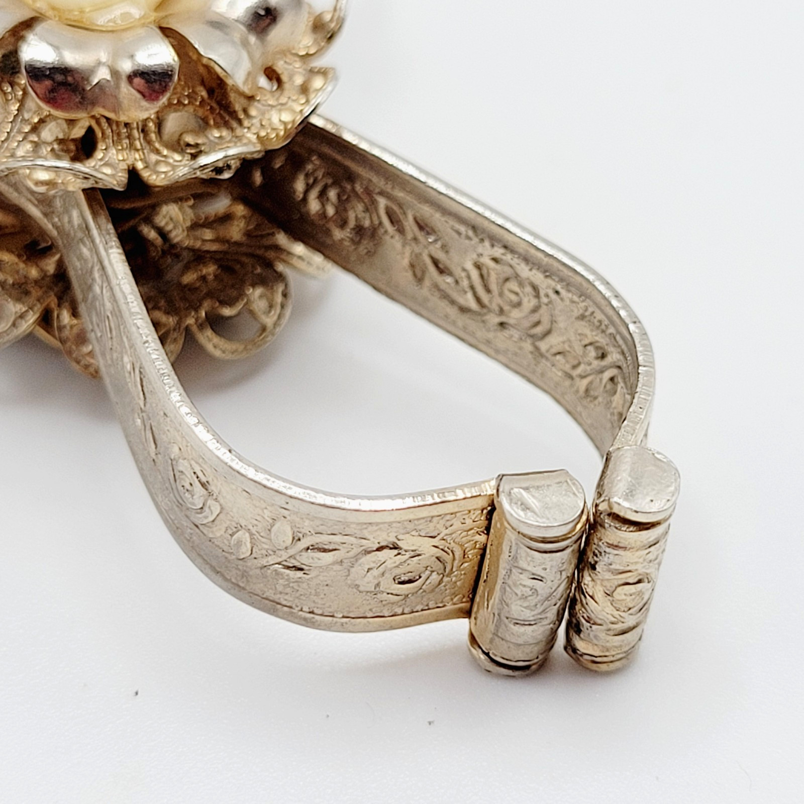 Vintage 1950s Gold Tone MOP Flower Embossed Floral Glove Clip Purse Ring Holder