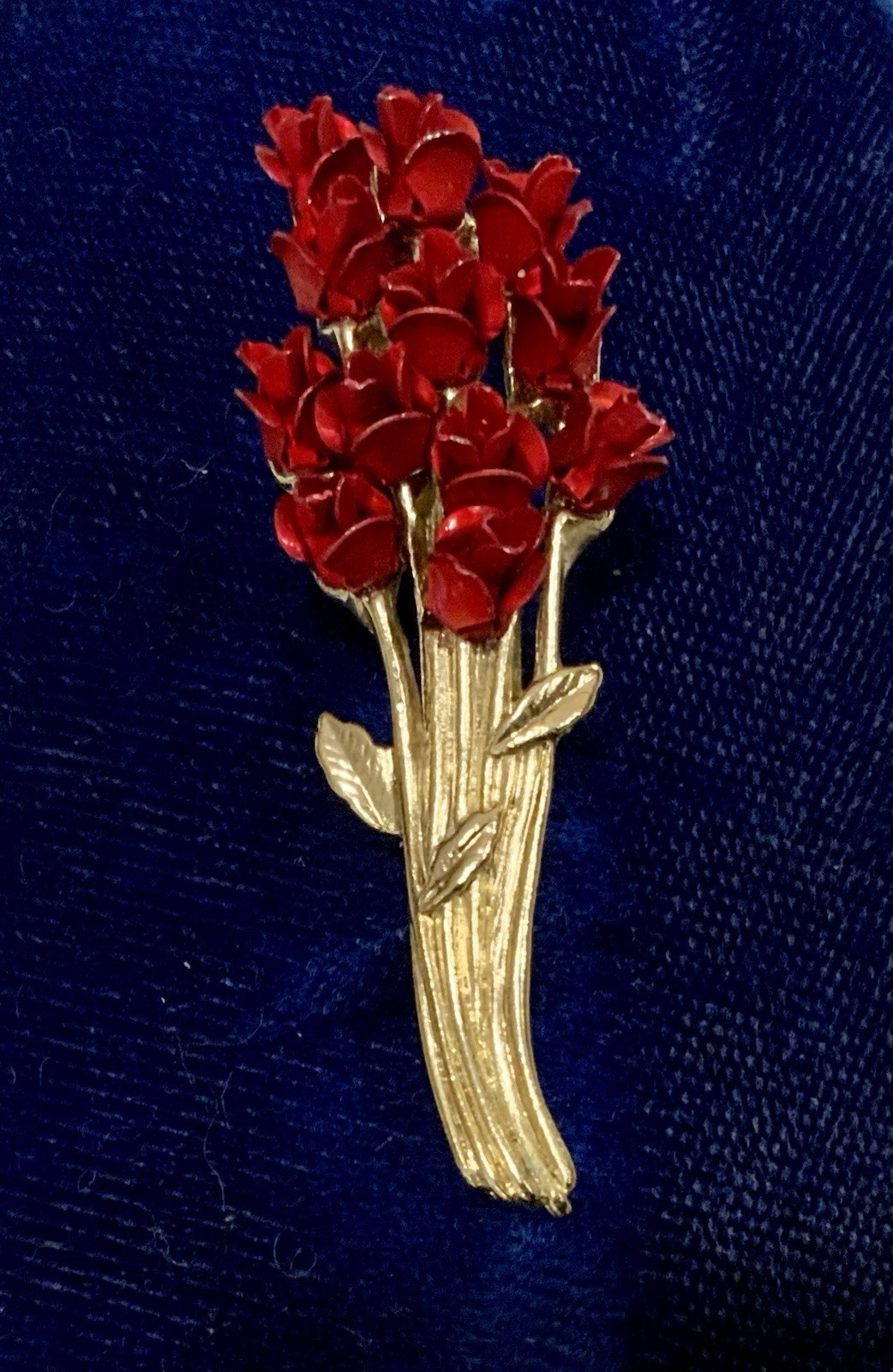 Vintage Red Roses Brooch Pin Romance Love Beauty Goldtone Signed DM 07
