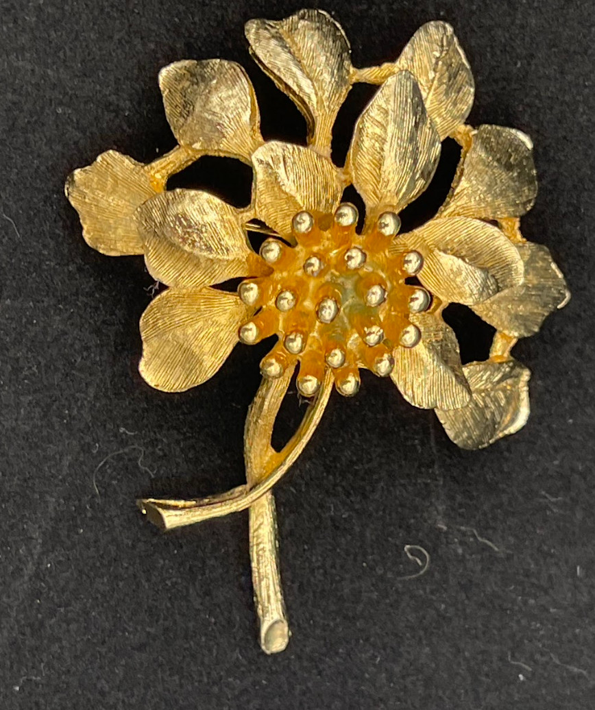 Lot Vintage Brooch and pin Gold Tone Collection Unmarked 60s, 70s or 80s