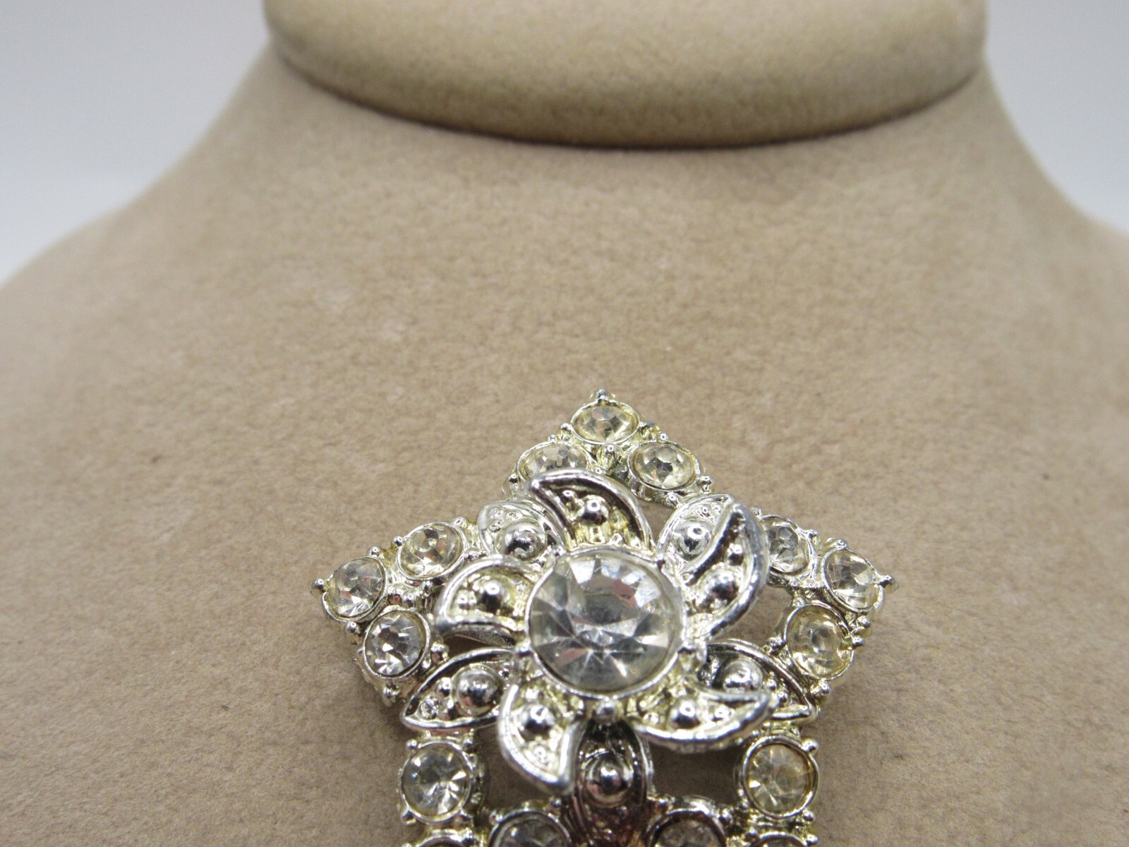 Vintage Clear Rhinestone Star Pin silver tone 1 1/2″ across