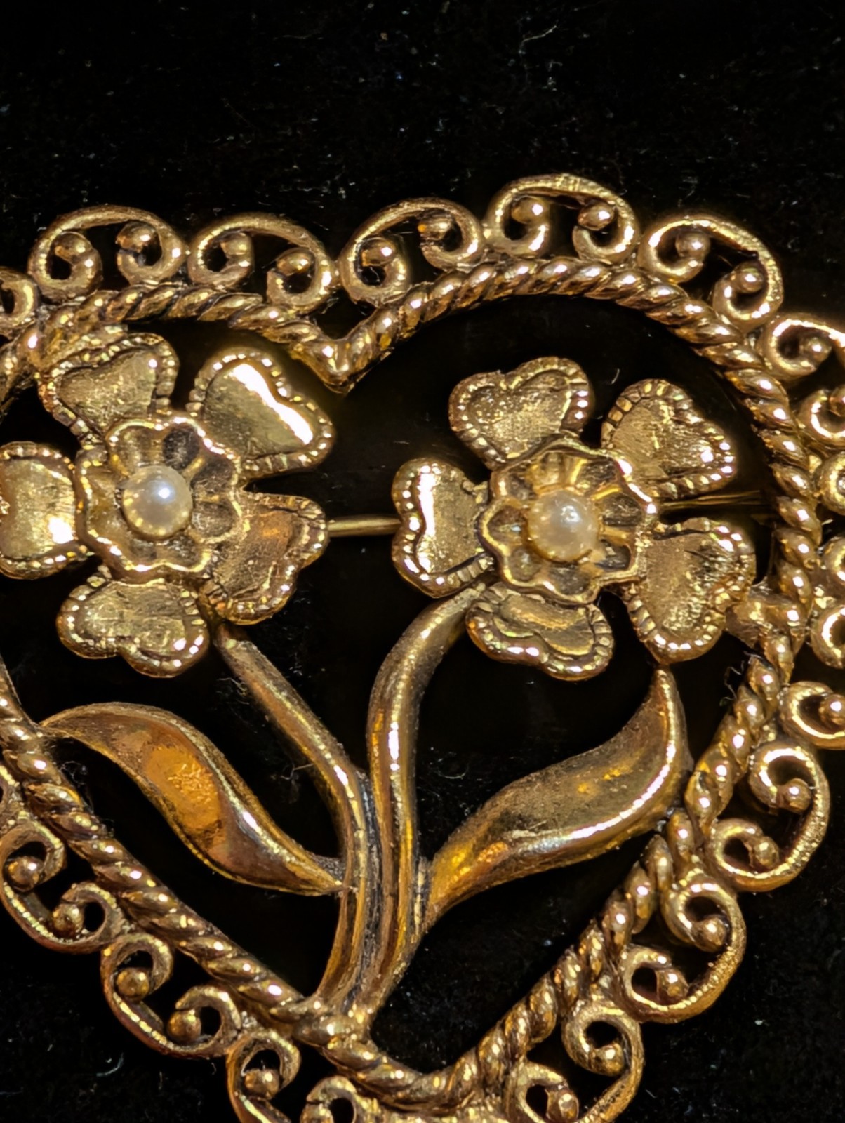 VINTAGE HEART SHAPED GOLD TONE FILIGREE AND FAUX PEARL FLOWER BROOCH