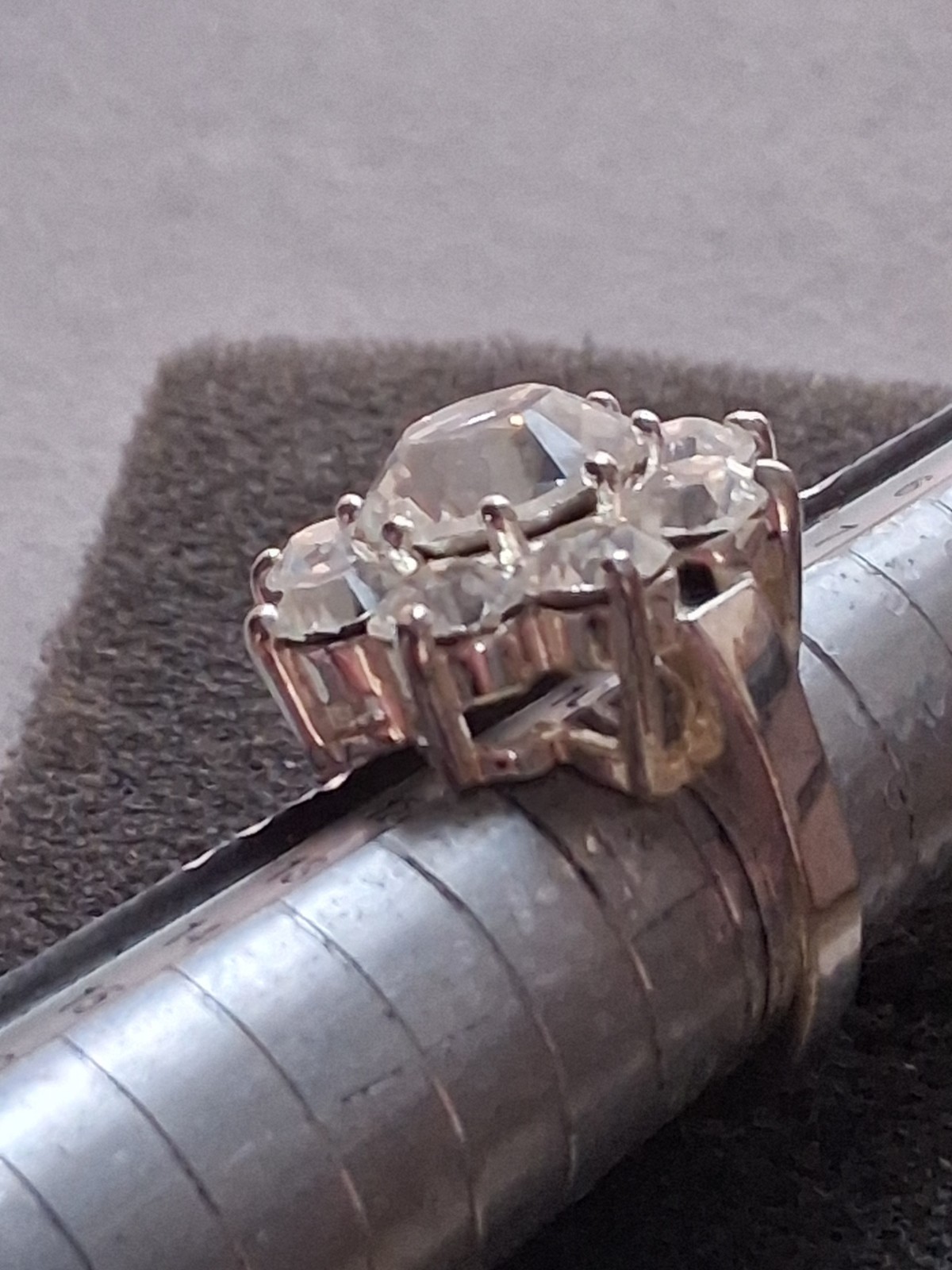 VTG Daisy/sunflower clear rhinestone cluster silverplated cocktail ring. SZ 5.5