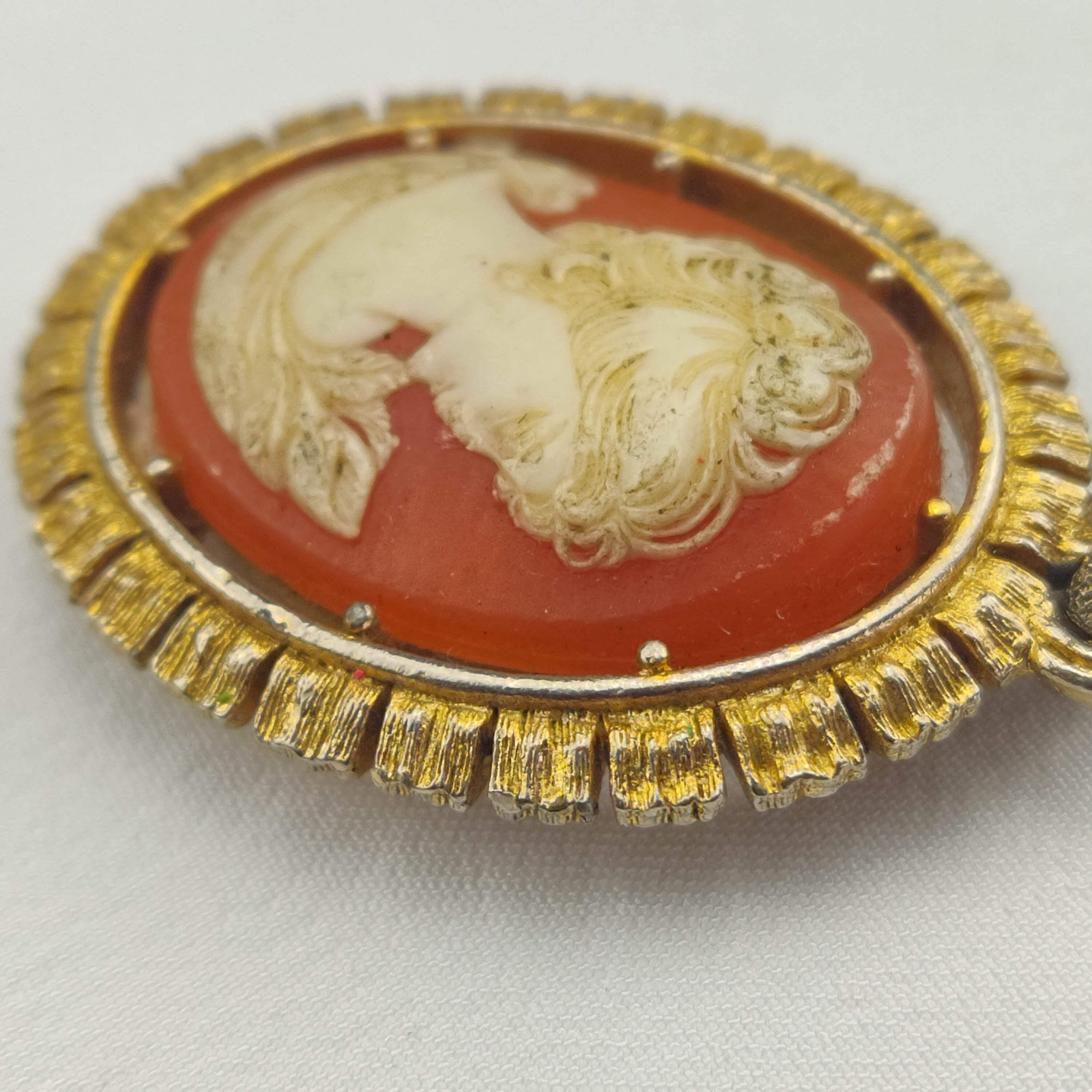 1950s Vintage Cameo Pendant in a Gold Frame with White on Red Bakelite – 1930s