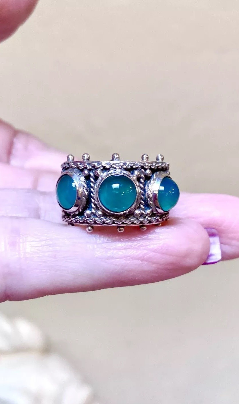 BEAUTIFUL Vintage Italian .800 Silver Green Chalcedony Ornate 3-Stone Band Ring