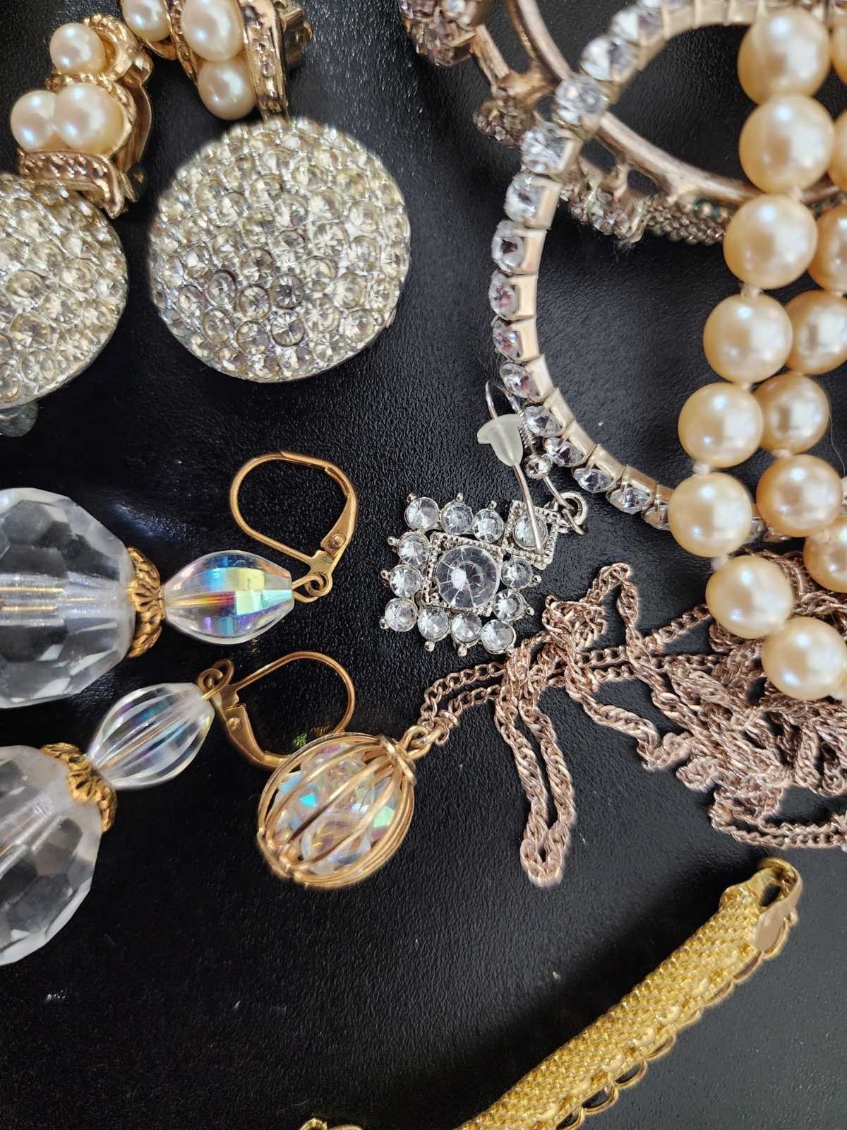 Vintage jewelry set of 22 in vintage purse