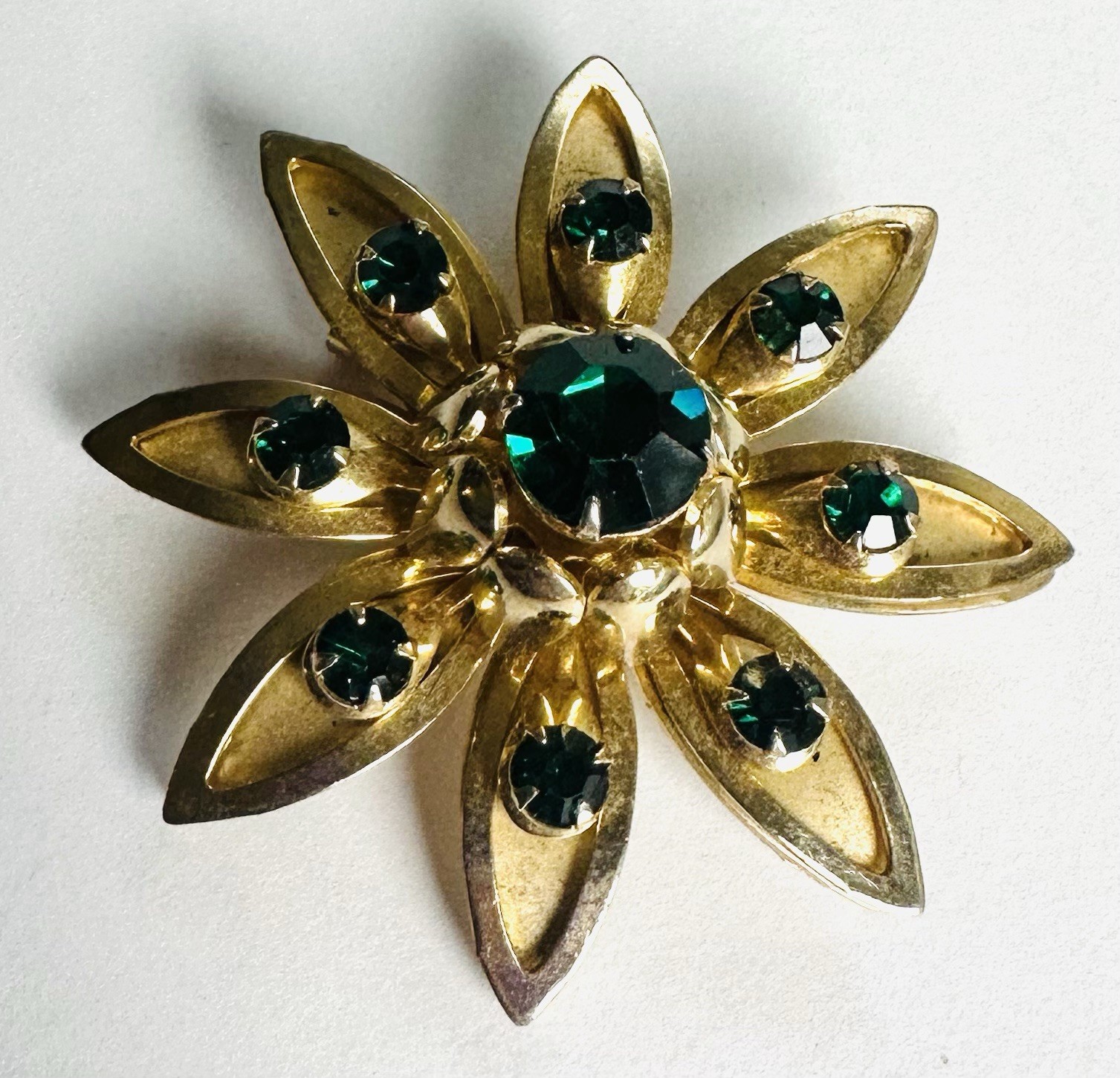 VTG Vivid Green Rhinestone Brooch Flower Pretty Rhinestones Gold Tone