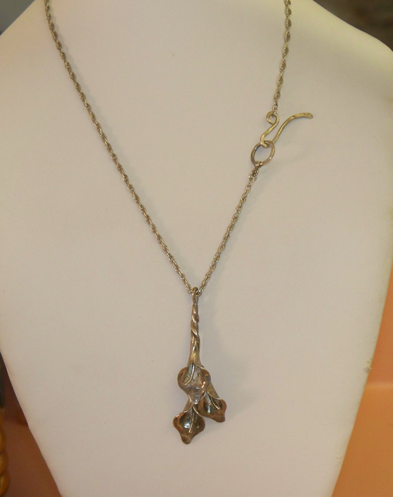 Vintage Handmade STERLING Silver CALLA LILY Pendant NECKLACE English Signed LR