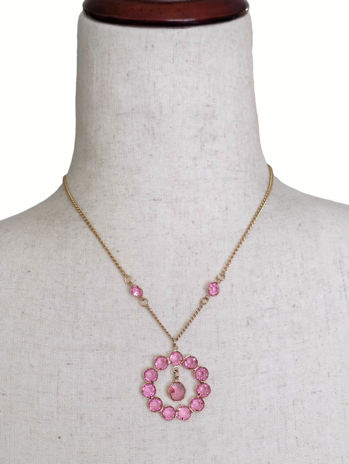 Vtg Gold Tone Pink Rhinestone Bezel Halo Station Pendant Circle Necklace Retro