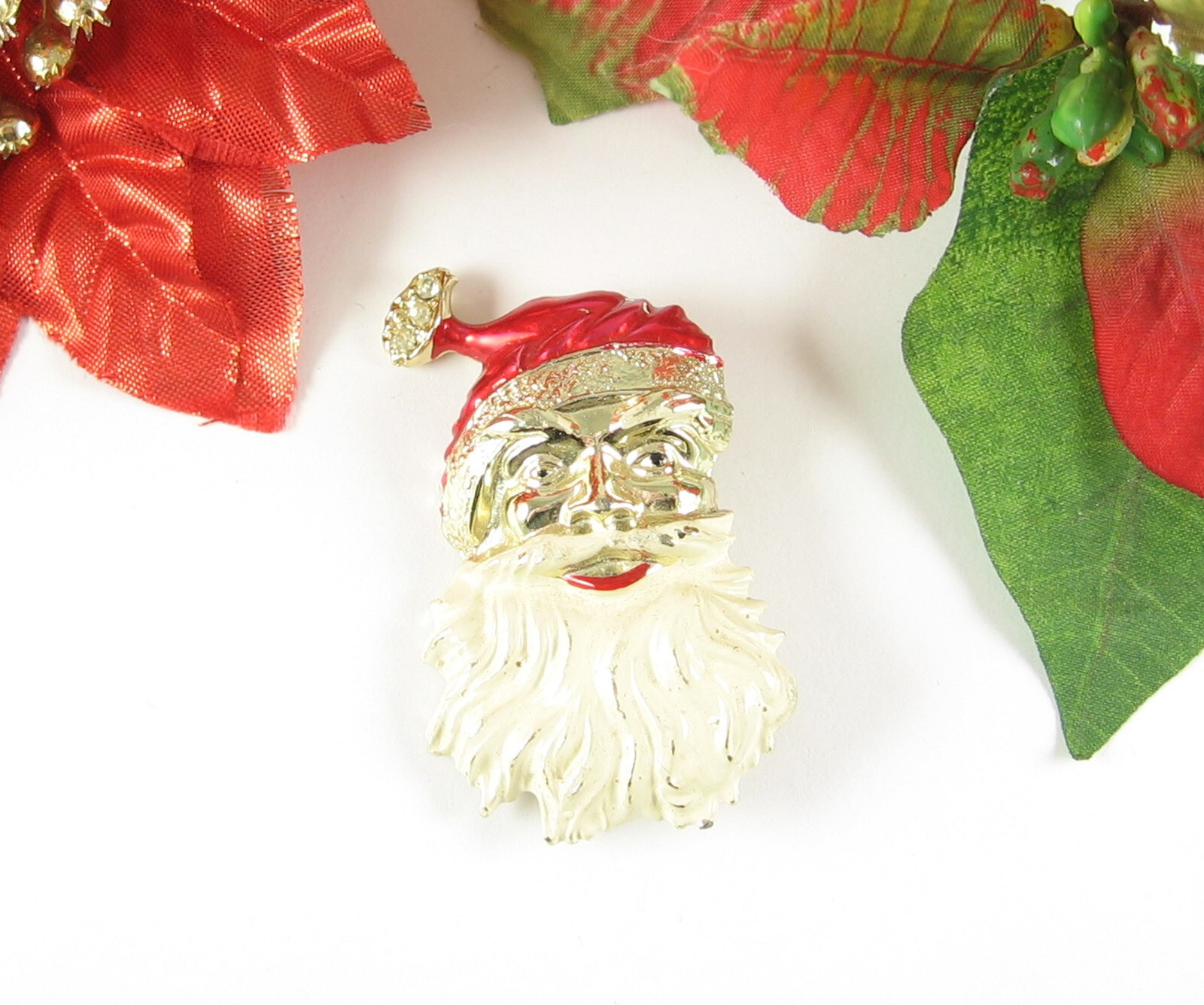 Angry SANTA CLAUS with ATTITUDE PIN Vintage Enamel Booch Goldtone Christmas 2″