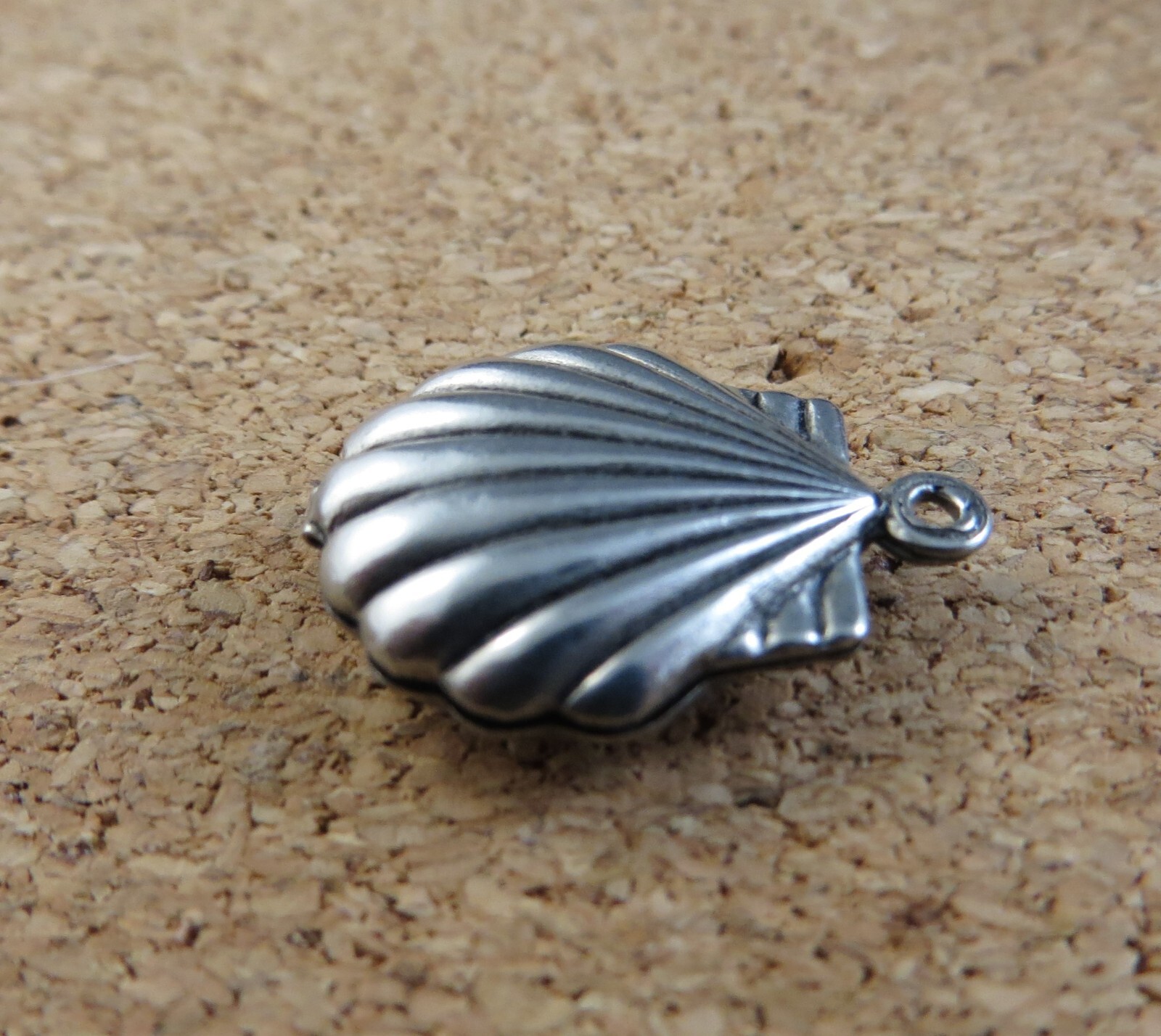 Vintage 3D Puffy Scallop Sea Shell Silver-tone 3/4″ Charm Pendant #830
