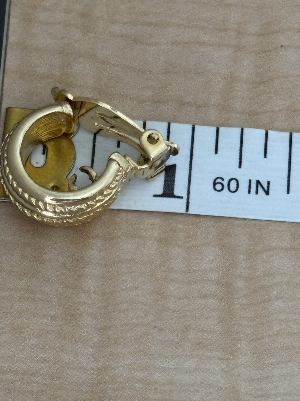 Vintage Gold Tone Hoop Earrings/ Measure About 1 In/ Very Good Used Condition