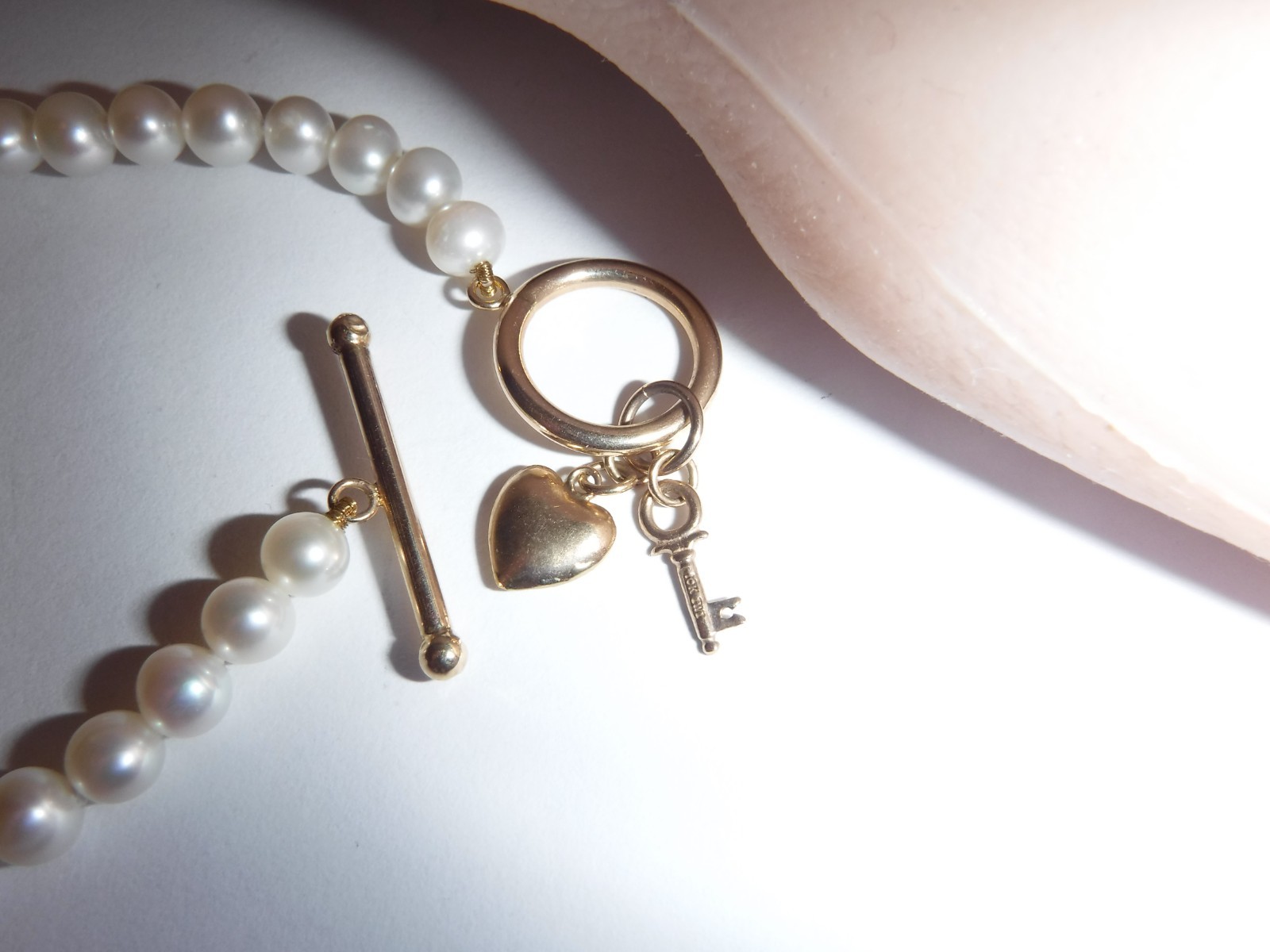 IWI 10 K Solid Gold 3 m/m Cultured Pearl Toggle Bracelet Key & Heart Charm 7.5″