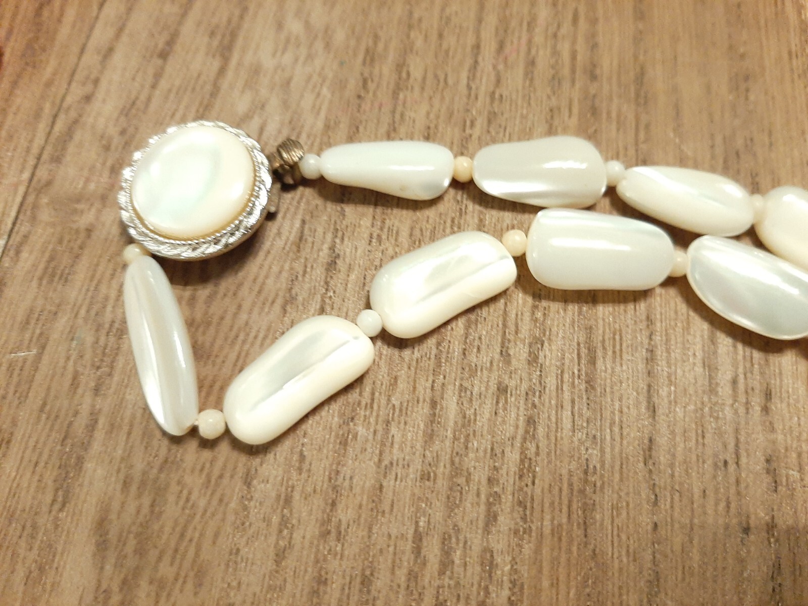 VINTAGE MOTHER OF PEARL FLAT BEADED NECKLACE Japan 21″ ( Box Tab Clasp)
