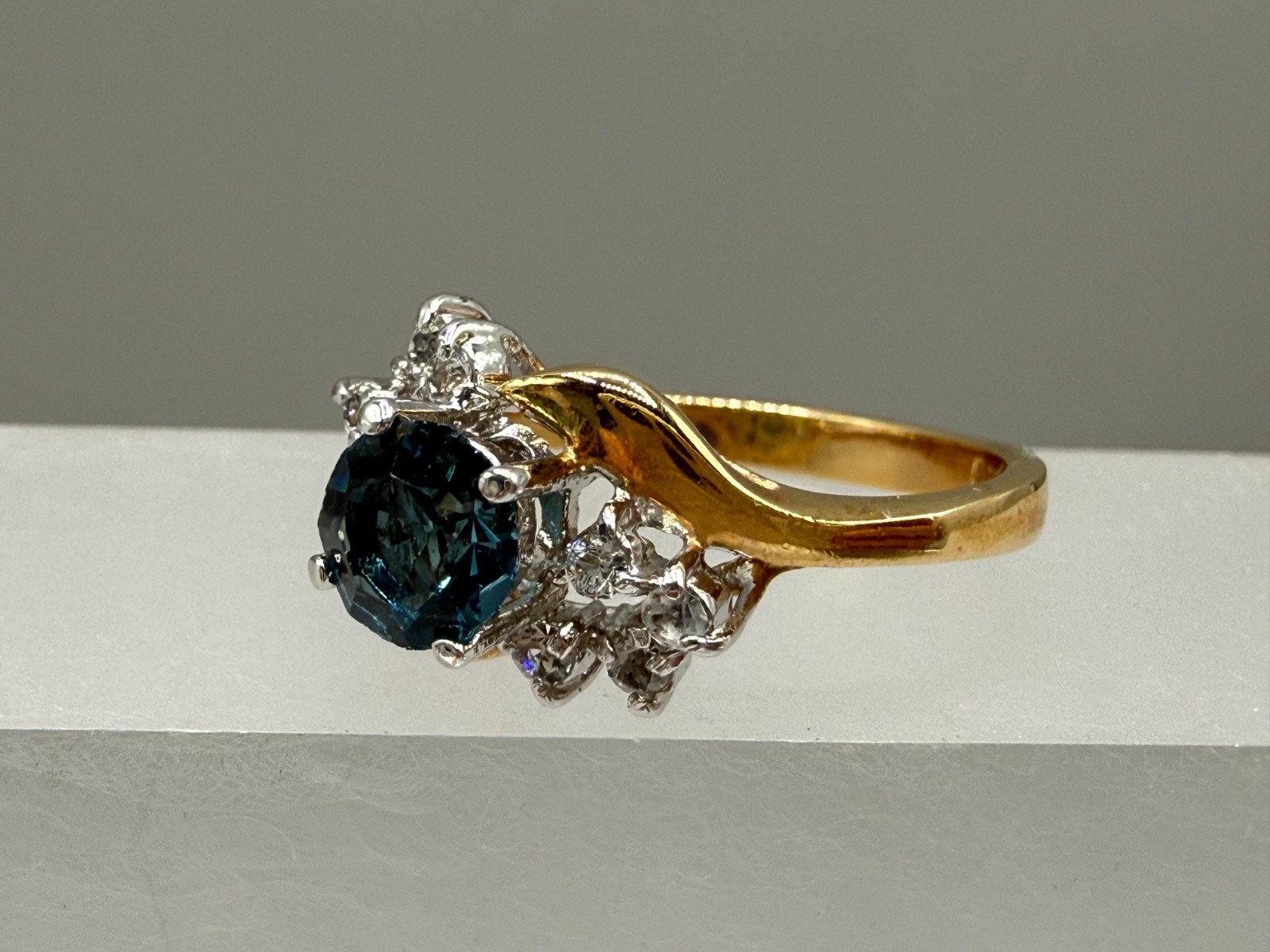 ESTATE VINTAGE 14K GOLD PLATED ROUND CUT BLUE CRYSTAL DIAMANTE CLUSTER RING SZ 8