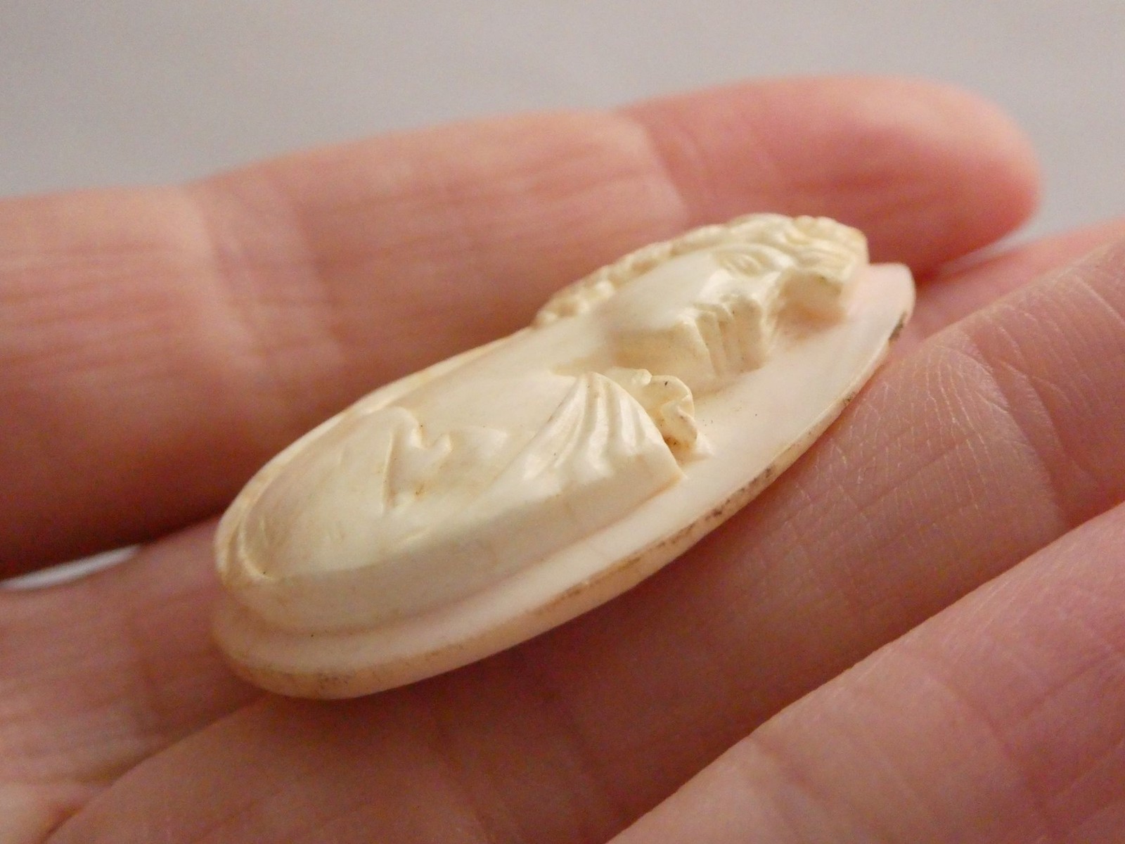 Vintage Loose Hand Carved Conch Shell Cameo Woman w Grape Leaves 39mm x 29mm 14g