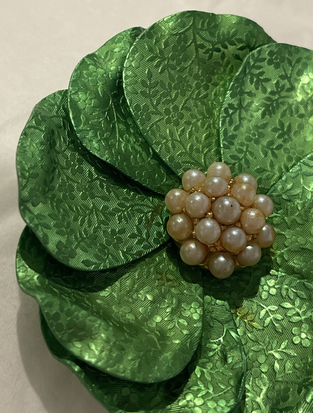 VINTAGE Printed METAL ENAMEL FLOWER PIN BROOCH GREEN PETALS 3″ BLOOM Beaded Gold