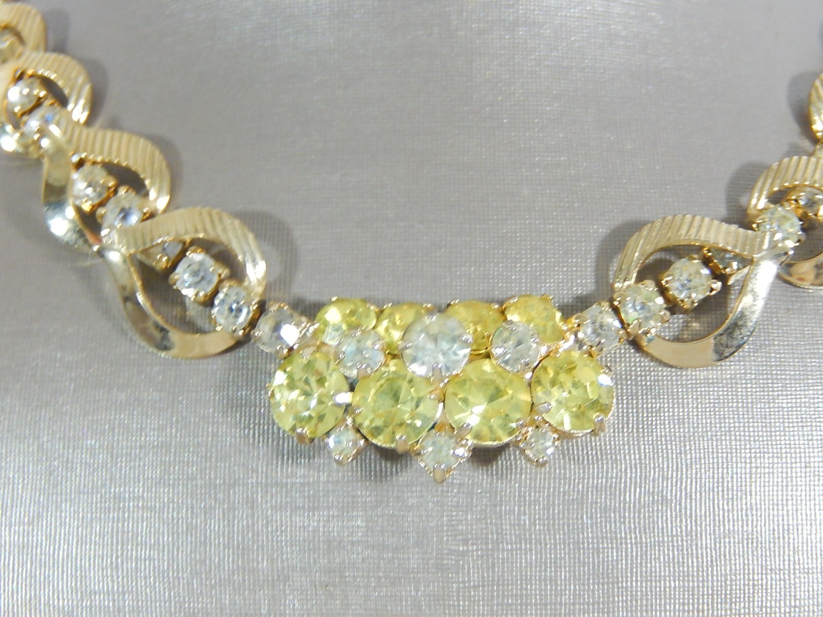 VINTAGE MCM NECKLACE SARAH COVENTRY YELLOW & CLEAR RHINESTONE 15-17″