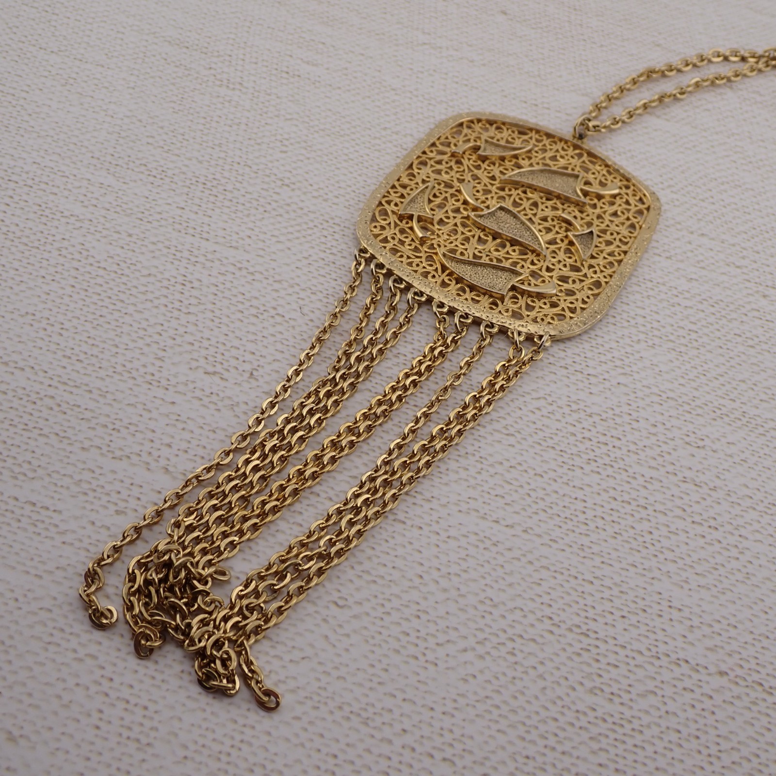 Vintage 7″ Chain Fringe Dangle Gold Tone Scrolled Pendant on 18″ Chain Necklace