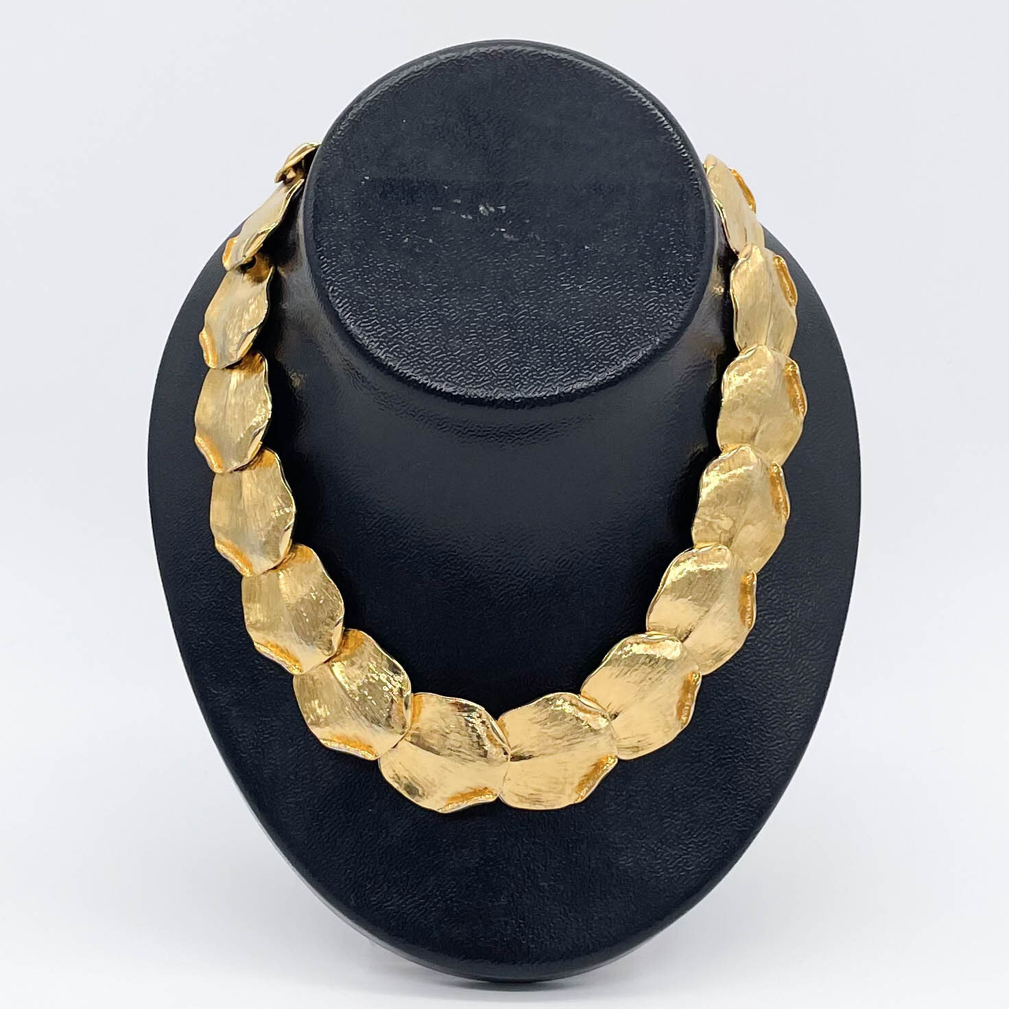 Vintage Gold Tone Textured Leaf Statement Toggle Closure Link Necklace
