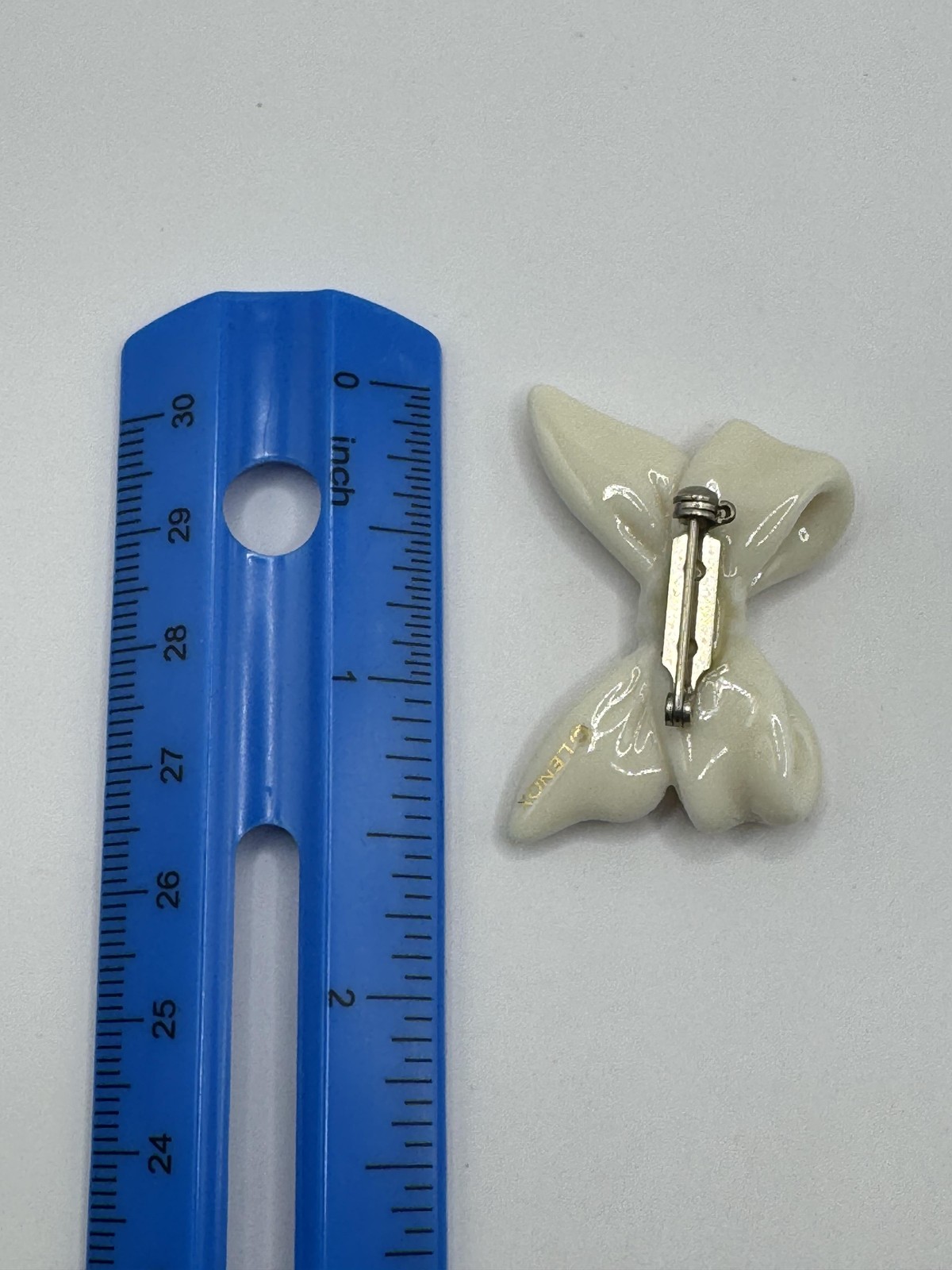 LENOX PORCELAIN BOW BROOCH PIN IVORY GOLD TRIM RIBBON CERAMIC JEWELRY LAPEL