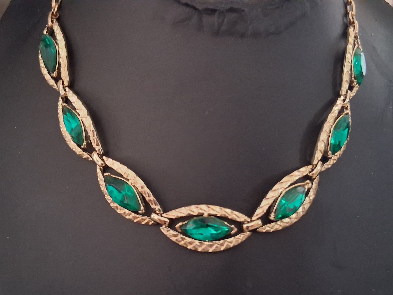 Coro emerald green marquise-cut chain link necklace, gold-tone, excellent condit