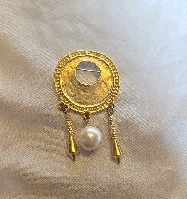 Vtg Brutalist Brooch Faux Pearl Gold Tone Charm Pin
